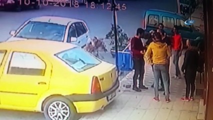 Kavga için geldikleri dükkanda beklemedikleri tepkiyle karşılaştılar...O anlar kamerada