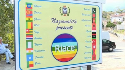 Salvini contro il modello Riace: "Non vogliamo andare via"