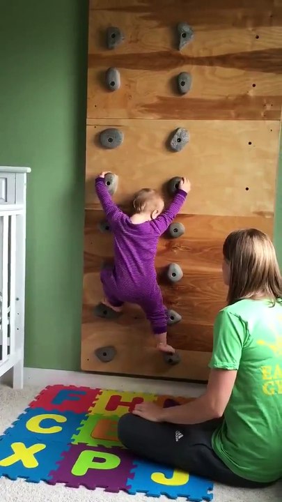 Incroyable : ce bébé fait déjà de l'escalade !