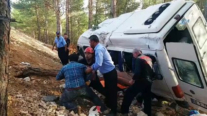 Yolcu minibüsü şarampole uçtu: 1 ölü, 11 yaralı