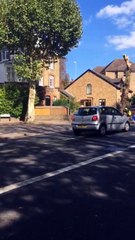 ¡Se salva por los pelos! Ciclista evita que un tronco de árbol le caiga encima
