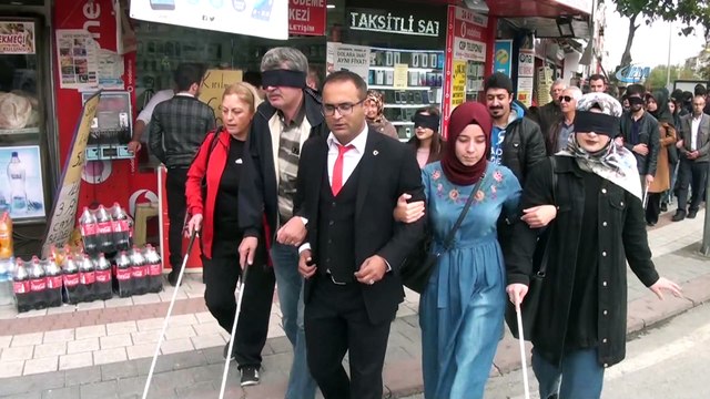 - Gözlerinde siyah bant, ellerinde beyaz baston ile yürüdüler