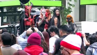 Este sábado se llevó a cabo el Zombiewalk 2018 por el centro de Santiago, oportunidad en que decenas de personas lucieron vistosos disfraces y maquillajes de ef