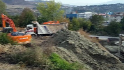 Temel kazısı sonrası iki katlı evde yıkılma tehlikesi
