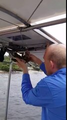 Il trouve un serpent bien caché dans ce bateau