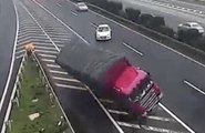 Demi-tour sur l'autoroute : 2 camions se renversent en l'évitant !