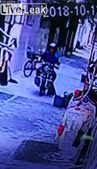 Ce motard vole du linge qui sèche en pleine rue !