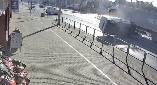 Percuté, ce Van retombe sur ses roues après une pirouette !