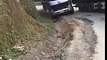 Ce camion passe sur une route impossible en pleine montagne !