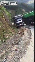 Ce camion passe sur une route impossible en pleine montagne !