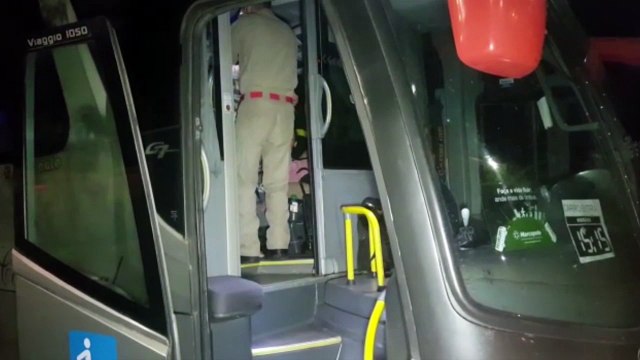 Mulher sofre queda dentro de ônibus e fica ferida