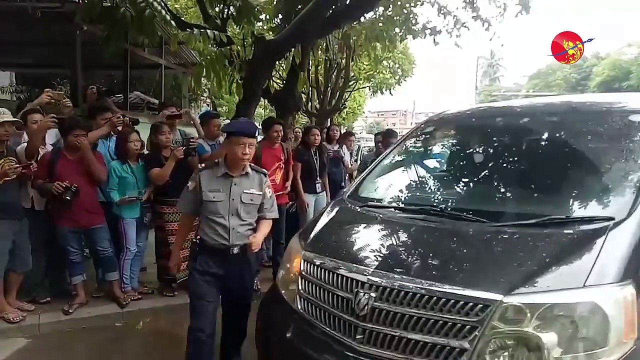 Eleven Media  တာ၀န္ခံ အယ္ဒီတာမ်ားျဖစ္ၾကသည့္  ေက်ာ္ေဇာလင္္းႏွင့္ နရီမင္းတုိ႔သည္ တာေမြၿမဳိ႕နယ္ရဲစခန္းသုိ႔ ယေန႔ နံနက္ ၁၀း၁၀ မိနစ္တြင္ ထြက္ဆုိခ်က္ေပးရန္ေရာက္ရွိလာစဥ