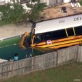 یک بس حامل شاگردان مکتب در ایالت فلوریدا، امریکا، پس از تصادم با یک موتر، به داخل یک حوض آببازی، فرو رفت. پولیس این ایالت می گوید که هنگام تصادم روز جمعه ۹ شاگر