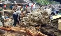 Pasca-banjir Bandang di Sumut, Petugas Buka Akses Jalan