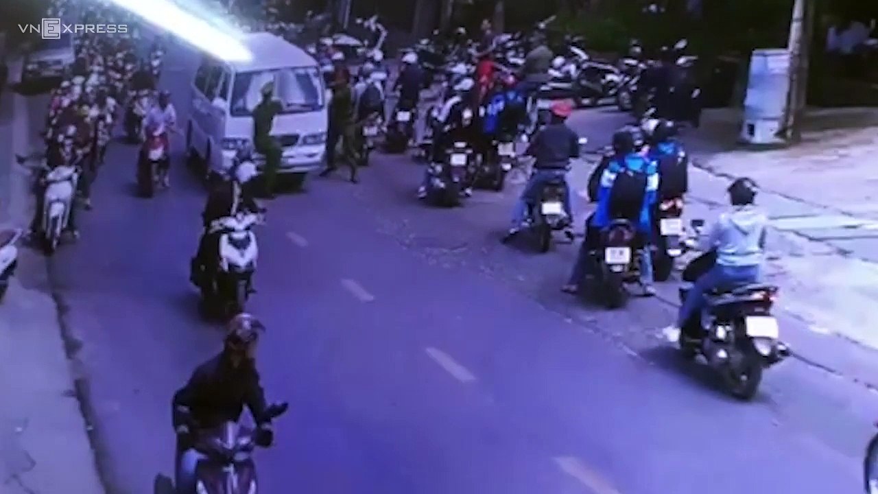 Cảnh sát bị ôtô đẩy 100 m trên phố Đà Lạt