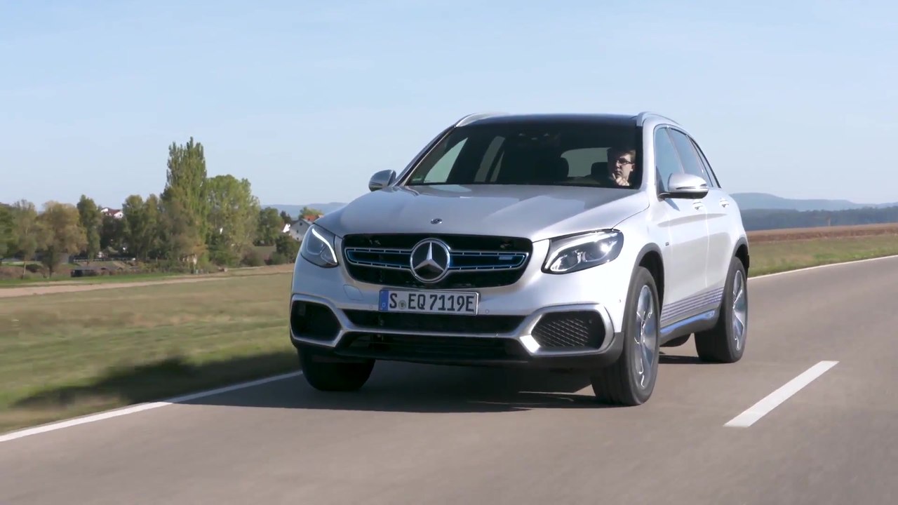 Driven By EQ - Mercedes-Benz GLC F-CELL Fahren in Iridium Silber