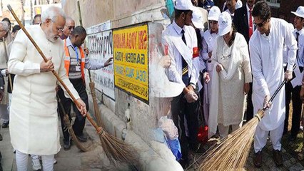 Imran Khan ने झाडू उठाकर चली PM Modi की चाल, Pakistan में सफाई अभियान शुरू | वनइंडिया हिंदी