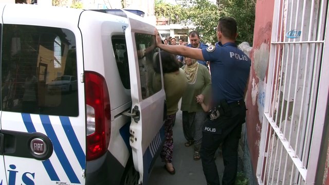 Öz annenin çocuklarına şiddet uygulamasına mahalleli isyan etti