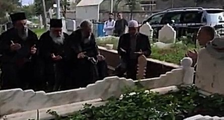 Müslüman mezarlığında kimin için dua edildi