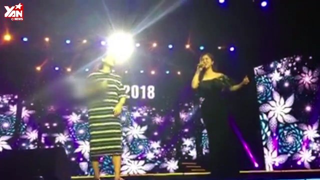 Hương Tràm thân thiết song ca cùng fan