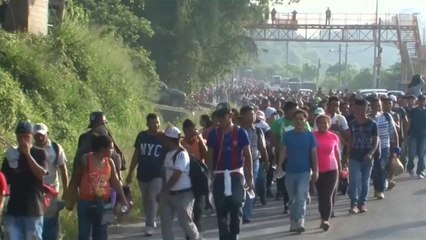 下载视频: Miles de hondureños marchan a pie hacia Estados Unidos