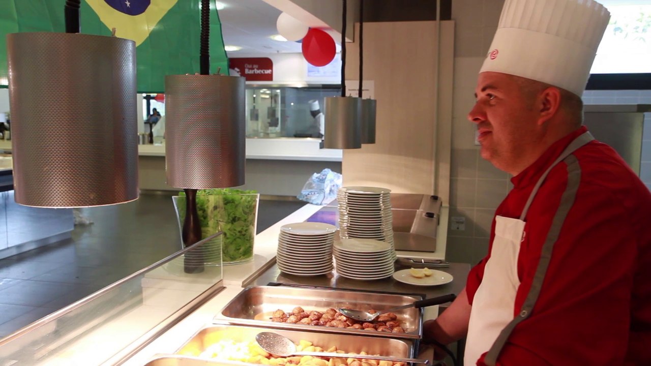 Dans les coulisses du plus grand restaurant de France  : Le métier de directeur de restaurant