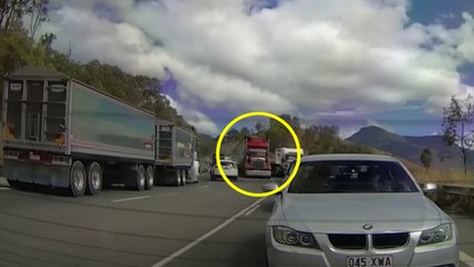 Un camion n'arrive pas à freiner dans une descente alors qu'il y a des bouchons