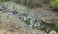 Kemarau, Warga Manfaatkan Air dari Dasar Sungai yang Surut