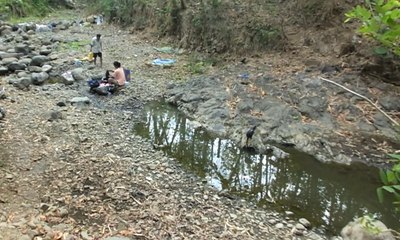 Kemarau, Warga Manfaatkan Air dari Dasar Sungai yang Surut
