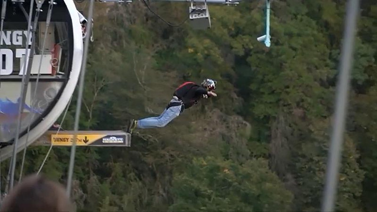 Basejumper in Sotschi springen von 207 m hoher Brücke