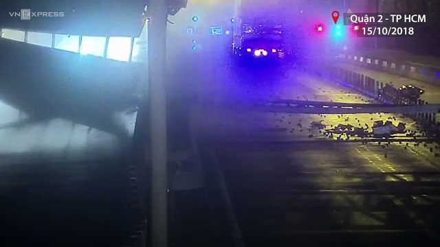 5 giờ kẹt xe do sập giàn giáo trước hầm Thủ Thiêm