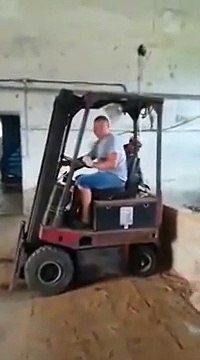 Il tente de détruire un mur en fonçant dessus avec avec un chariot élévateur ! Débile...