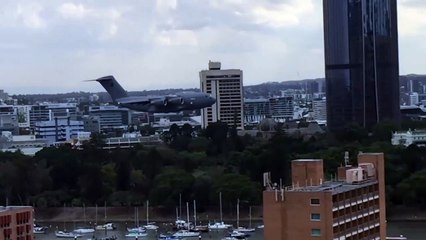 Un avion-cargo militaire survole Brisbane à basse-altitude...