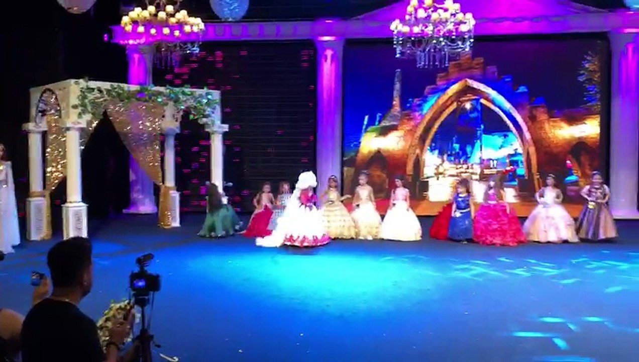 A capixaba Alice Stange, de 7 anos, em desfile que a fez ganhar o título Mini Miss Brasil