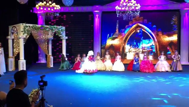 A capixaba Alice Stange, de 7 anos, em desfile que a fez ganhar o título Mini Miss Brasil