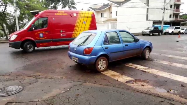 Mulher fica ferida em colisão entre carros