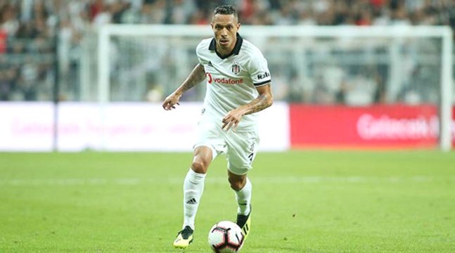 Beşiktaş'ın, U21 Takımıyla Oynadığı Maçta Sakatlanan Adriano, 3-4 Hafta Sahalardan Uzak Kalacak