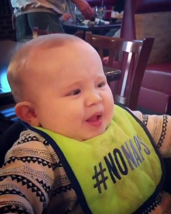 Un bébé mange du citron pour la première fois