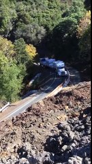 Un camion tombe dans un ravin