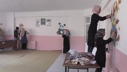 Lise Öğrencileri Çocukların Dünyasını Renklendiriyor