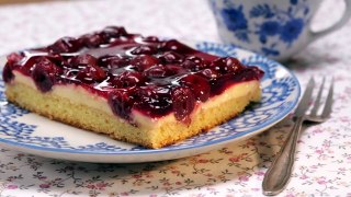 Dieser fruchtige Kuchen erfreut Freunde und Familie am Kaffetisch, ist einfach zuzubereiten und schmeckt köstlich! ☕️ZUM REZEPT 