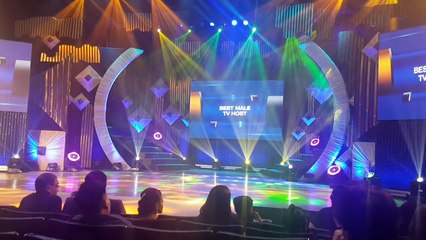 ALDEN RICHARDS tinanggap ang award ni MAINE MENDOZA sa 32nd PMPC Star Awards for TV