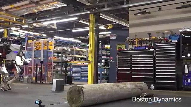 Le robot Atlas de Boston Dynamics se déplace comme un homme !