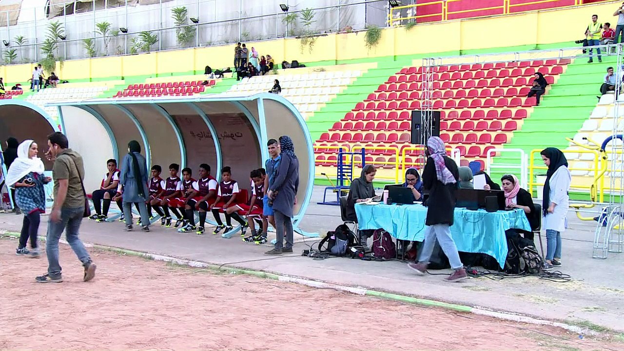 جمعيات خيرية إيرانية تنشط على جبهة الفقر بنهج جديد