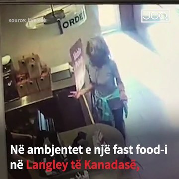 Një grua e irrituar me shërbimin, vendosi që të ulë të mbathurat dhe të bëjë para punonjësve e më pas ua hedh në fytyrë.