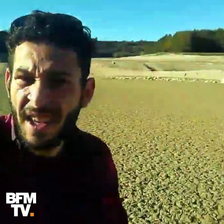 Il traverse ce lac à pied parce qu’il n’y a plus d’eau