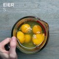 Mach diese Frühstücks-Ei-Muffins mit verschiedenen Füllungen und frühstücke wie ein Gott!Das ganze Rezept findest du hier: