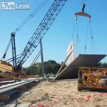 Effondrement d'une grue sur l'immeuble en construction !