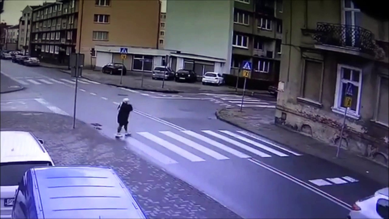 Une mamie qui a un très bon karma et échappe au pire