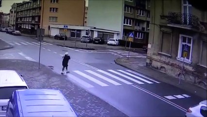 Une mamie qui a un très bon karma et échappe au pire